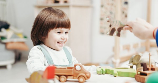"Sąsiad codziennie podrzuca mi swoją córkę! Chcę pomóc, ale chyba trochę mnie  wykorzystuje"