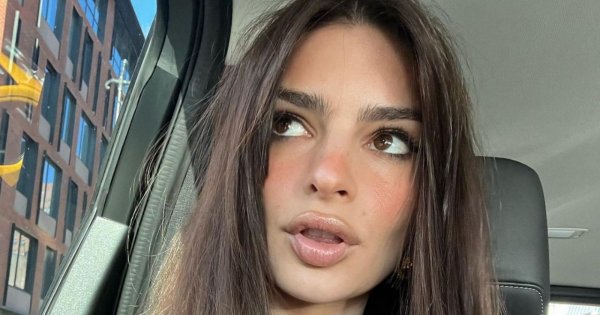 Emily Ratajkowski w mikroskopijnych trójkącikach pręży się przed obiektywem. Nie sposób oderwać od niej wzroku [zdjęcie]
