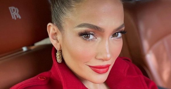 Jennifer Lopez bez makijażu na przymiarce u polskiej projektantki. Suknia zjawiskowa, a JLo?