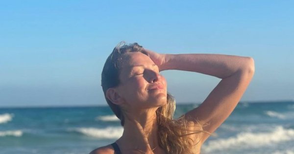 Joanna Moro niczym foczka wygrzewa się w słońcu. Fani: "Nie za mocno wycięty ten strój?"