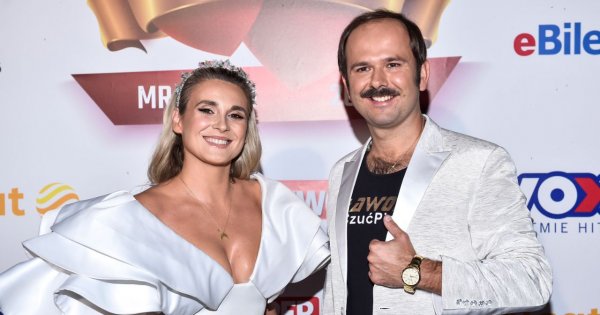 Kajra wyleguje się na plaży w skąpym bikini. Zdjęcie jak z okładki magazynu dla panów?