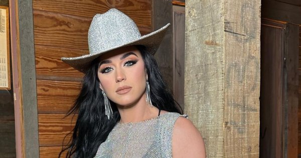 Piękna Katy Perry olśniewa w staniku i rozkloszowanej spódnicy ze złota. Jednak uwagę przykuwa coś innego...