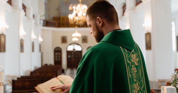 "Mąż nie chce przyjąć księdza po kolędzie. Nie wiem, dlaczego mi to robi... Sąsiedzi będą się śmiać"