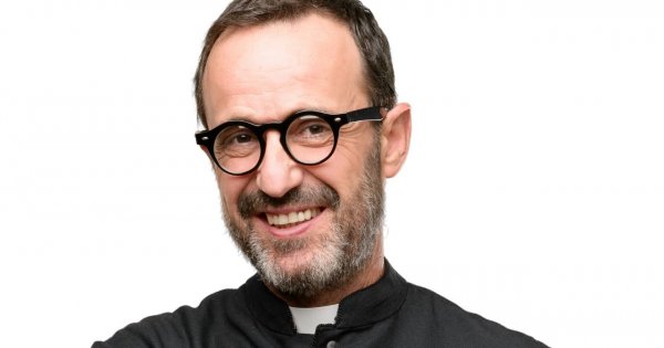"Miałam dziwnego księdza na kolędzie. Nie dość, że opowiadał żarciki o krasnoludkach i wziął dużo kasy, to jeszcze dał mi soczystego buziaka"
