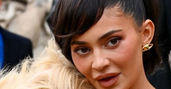 Kylie Jenner odpłynęła. Założyła sukienkę... z łbem lwa. "To głowa prawdziwego zwierzęcia?!"