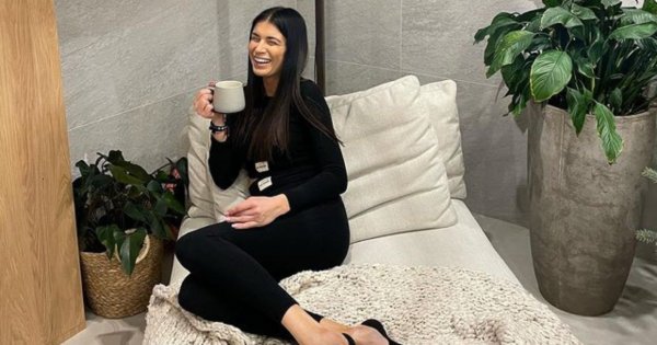 Magdalena Stępień pozuje w kusej błyszczącej sukience. Ale kiedy podniosła nogę... OGIEŃ!
