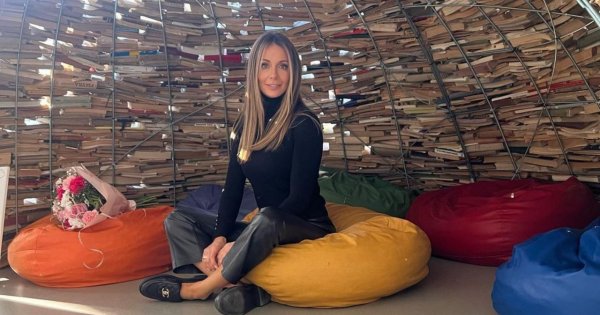 Małgorzata Rozenek-Majdan w granatowym komplecie i białych szpilkach. To idealna propozycja do pracy!