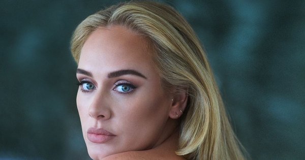 Adele otrzymała nagrodę Grammy! Jednak to góra jej sukni jest HITEM! Wyglądała wspaniale!