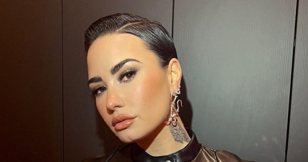 Demi Lovato zrobiłx show, całując się z chłopakiem na ściance. Uwagę przykuwa jednak góra sukni...