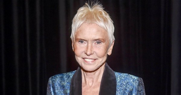67-letnia Ewa Błaszczyk w odmładzającej białej stylizacji! "Świeżo i z klasą" - chwalą internauci