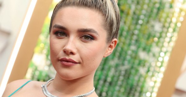 Florence Pugh z kolczykiem w nosie, krótką grzywką i w zjawiskowej sukience. Co za kolor!