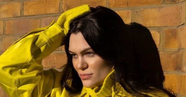 Jessie J w odkrytym ciążowym brzuchem śpiewa na koncercie. Poszła w ślady Rihanny?