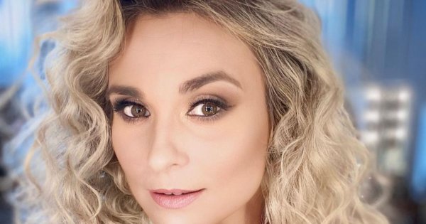 Kajra ukazała figurę w całej krasie na rajskiej plaży, a jej krągłości wzbudziły prawdziwy zachwyt