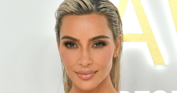 Kim Kardashian ZNOWU nie może wejść po schodach w zbyt wąskiej spódnicy. "To ma być sexy? Chodzi jak moja babcia!"