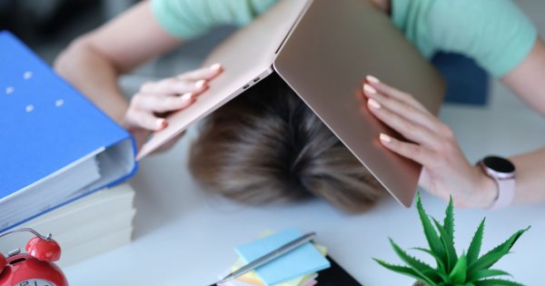 "Sąsiadka zza ściany jest nie do zniesienia. Walentynki świętuje nad wyraz intensywnie. Mam dość!"