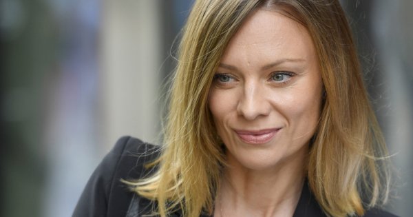 Magdalena Boczarska w sukni z OGROMNYM dekoltem na ściance. Chwila nieuwagi i byłaby wpadka!