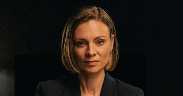 Magdalena Boczarska promienieje w czerwonej sukni maxi. Jednak jedna część stylizacji zniszczyła efekt...