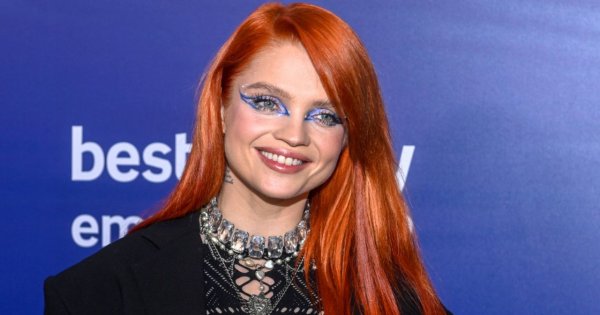 Gotycka Margaret na Bestsellerach Empiku. Ażurowa sukienka odsłoniła więcej, niż powinna?