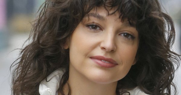 Maria Dębska odsłania brzuch na ściance i przywołuje wiosnę. Wygląda kwitnąco. Dosłownie!