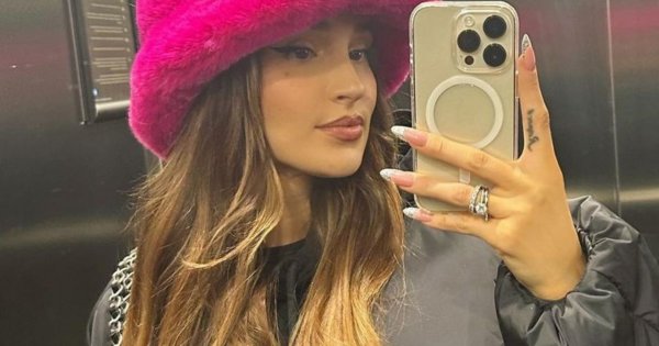 Marina eksponuje swoje atuty w krótkim topie i mocno wyciętych spodniach. Ktoś pisze: "Fajne gacie"