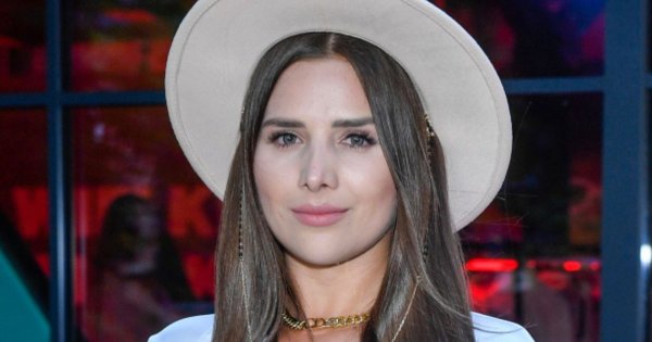 Ola Nowak w szkarłatnym bikini relaksuje się w Dubaju. Nie zgadniecie, na czym siedzi popularna influencerka!