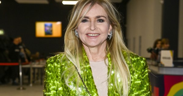 66-letnia Monika Olejnik w cekinowej mini. Chudziutkie nogi i masywne buty! Dobrze wygląda?