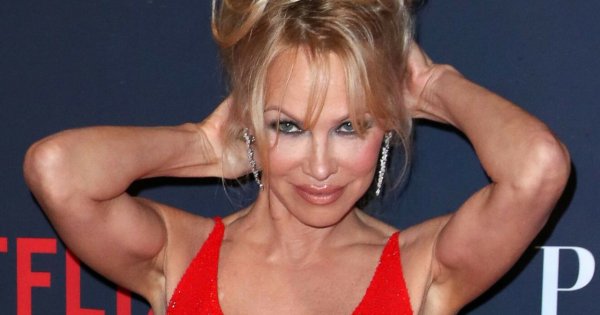 Pamela Anderson w torebce nosi stringi. W razie potrzeby zakłada je... Nie, nie tam, gdzie się spodziewacie
