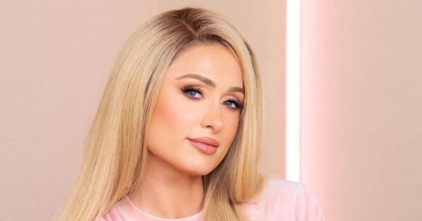 42-letnia Paris Hilton w srebrnej mini oficjalnie otworzyła... muzeum poświęcone jej osobie!