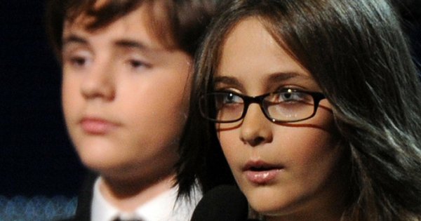 Córka Michaela Jacksona na ściance świętuje premierę filmu o Pameli Anderson. Podobna do ojca?