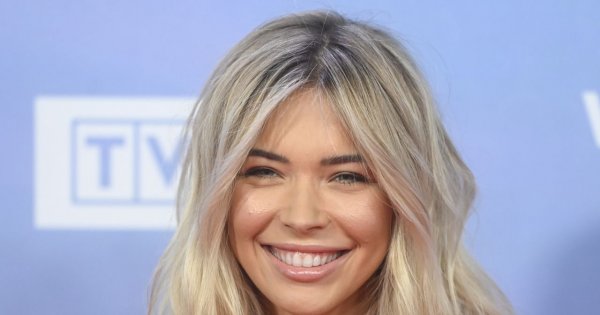Sandra Kubicka bez stanika w ognistym czerwonym garniturze rozpala zmysły na ramówce TVP!