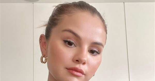Makijaż w stylu clean girl esthetic. To nowy trend w makijażu. Selena Gomez i Hailey Bieber już go noszą!