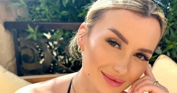Wersow eksponuje nagi, ciążowy brzuszek. Pozuje z Frizem i psami