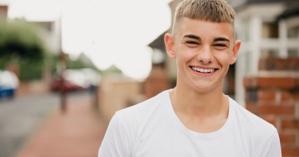 "Wyznałem mamie, że wolę chłopaków. Jej odpowiedź zwaliła mnie z nóg!"