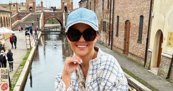 Katarzyna Cichopek celebruje pierwszy dzień wiosny w jeansowej sukience. Fani: "Pięknie"