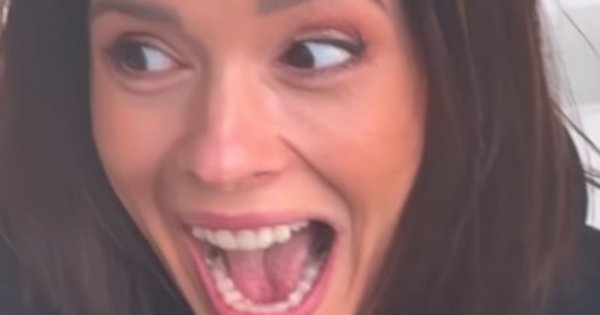 Klaudia Halejcio w niebezpiecznej zabawie we własnym domu. Ktoś pisze: "Widać trochę strach w oczach"