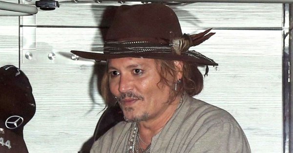 Johnny Depp nieoczekiwanie odwiedził angielski sklep z antykami. Przyleciał helikopterem, ale właściciel zapewnia, że aktor "mocno stąpa po ziemi"