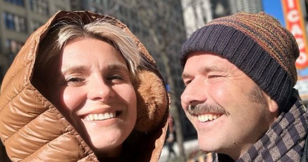Kajra w czerwonej bieliźnie wije się na łóżku. "Czy jesteście na to gotowi"?