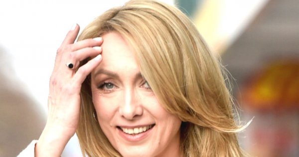 Anna Kalczyńska w sportowej stylizacji prezentuje modny trencz. To doskonała propozycja na wiosnę