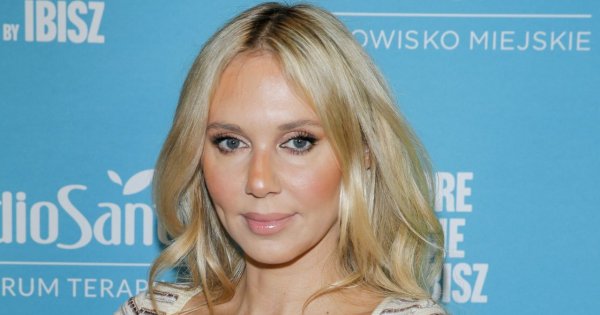 Kasia Moś na evencie w wiosennej stylizacji. Było OK, a potem spojrzeliśmy w dół!
