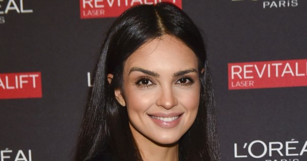 Klaudia El Dursi w złotym bikini i odmładzającej fryzurze w rozkosznej sesji rozpaliła internautów!