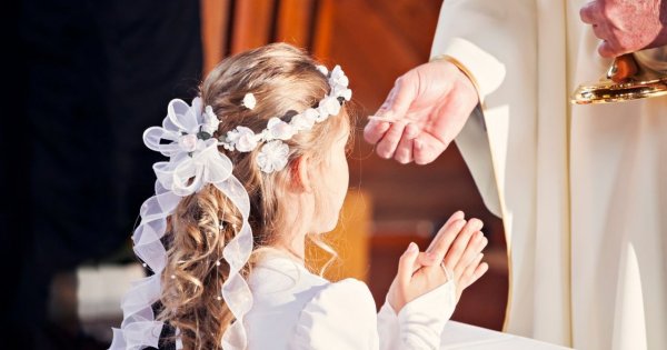 "Nie stać mnie na zorganizowanie córce takiej komunii, o jakiej marzy. Sama sukienka kosztuje tysiąc złotych"