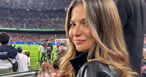 Anna Lewandowska w luźnej stylizacji na stadionie piłkarskim. "Kobieta z klasą"
