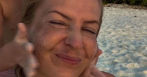 Edyta Pazura pozuje w kuchni. Jest sielsko i anielsko? Te płytki to odważny wybór
