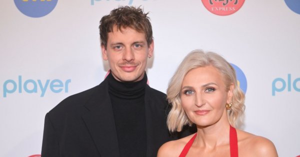 Reni Jusis kusi w czerwonym komplecie na evencie. WOW, wygląda świetnie!