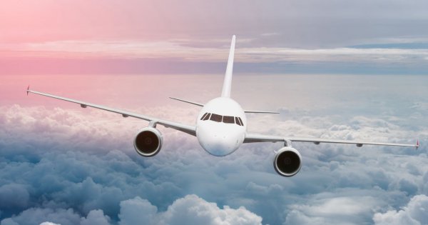 Pękła szyba w samolocie Ryanair. Pasażer wyssany przez okno, świadek przerywa milczenie