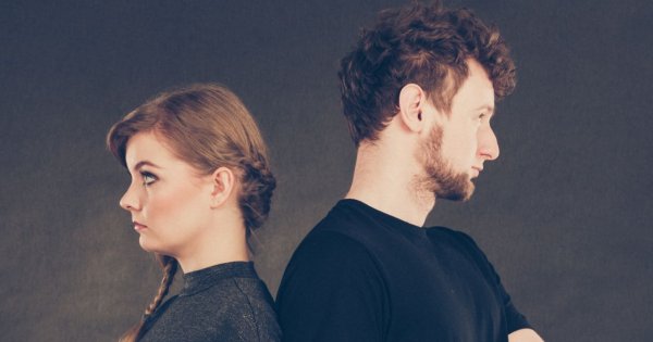 "Mój mąż jest mrukiem! Wstydzę się za niego w towarzystwie!"