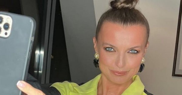 Katarzyna Sokołowska odsłoniła to i owo, trzymając w ramionach psa
