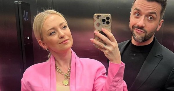 Barbara Kurdej-Szatan biega po schodach w czerwonej sukience do ziemi. Fani zachwyceni jej wyglądem