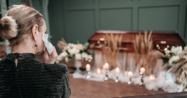"Po śmierci męża znalazłam sobie młodszego faceta. Dzieci i znajomi nie mogą tego zdzierżyć"