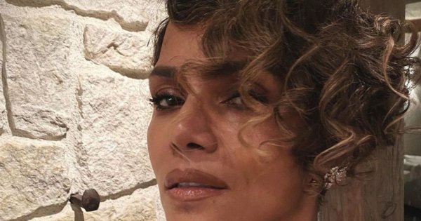 56-letnia Halle Berry pozuje w bikini na plaży. Internauci: "Prawdziwa dama"